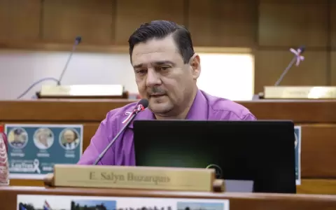 �Se enfr�a intenci�n de destituir a Buzarquis?