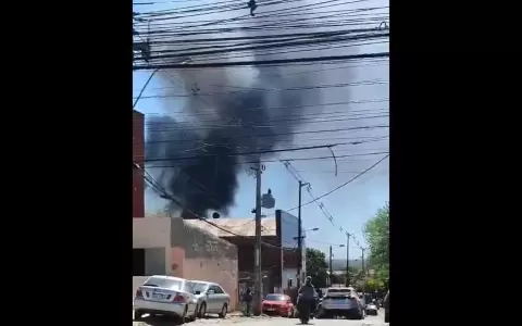 Vivienda en inmediaciones de la avenida Artigas es consumida por llamas