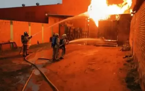 Bomberos luchan contra voraz incendio en dep�sito de garrafas en Caacup�