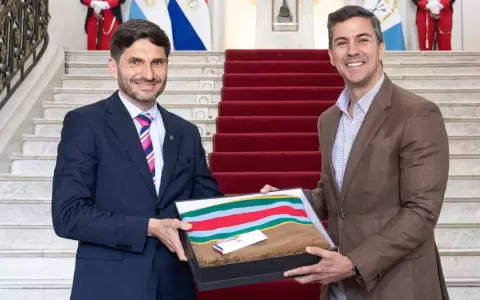 Pe�a se reuni� con el gobernador de Santa Fe para conversar sobre conexi�n a�rea e hidrov�a