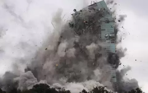 Video: espectacular demolici�n de la Torre Hertz en Luisiana