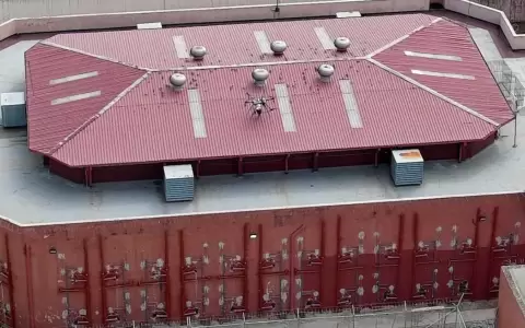 Las fuerzas de Ecuador interceptan un dron con explosivos sobre una c�rcel de Guayaquil