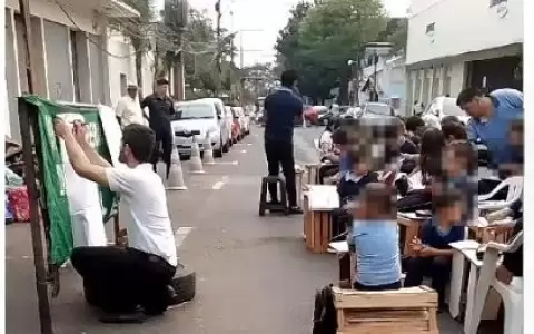 Ni�os campesinos dan clases en la v�a p�blica frente al Indert