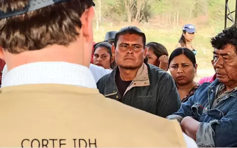 L�der de comunidad Sawhoyamaxa celebra acceso a la tecnolog�a y el internet