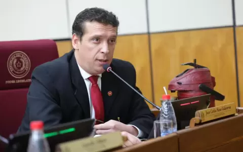 Bancada cartista analiza pedido de p�rdida de investidura a Buzarquis, confirma senador
