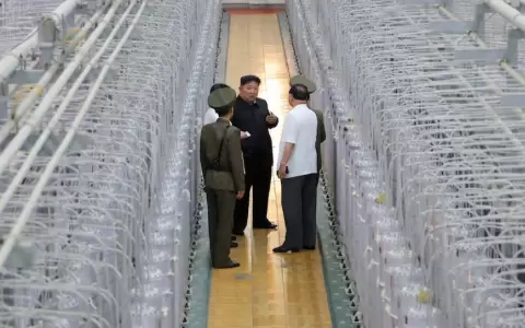 Corea del Norte difunde im�genes in�ditas de visita de Kim a una planta de enriquecimiento de uranio