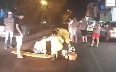 Ins�lito: hombre cay� de su moto y se qued� dormido en medio de la ruta, seg�n testigos