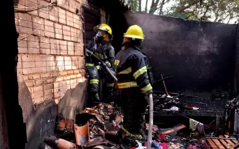 Voraz incendio consume una vivienda casi en su totalidad