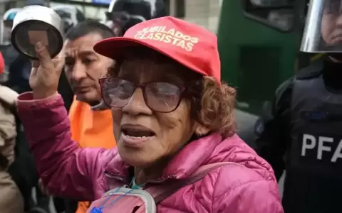 Polic�a vuelve a reprimir a personas jubiladas en Argentina