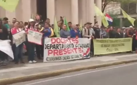 Docentes de la OTEP-SN se manifiestan en Asunci�n