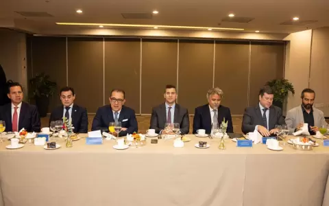 Santiago Pe�a en reuni�n con empresarios y autoridades en M�xico