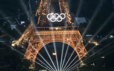 Familia Eiffel rechaza los anillos ol�mpicos en la Torre