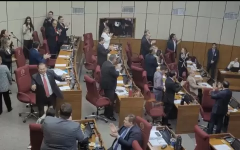 Al ritmo de la polca colorada, senadores celebran aniversario de la ANR en plena sesi�n