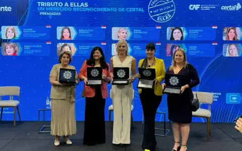 Diana Dom�nguez es reconocida en "Tributo a Ellas" del Asunci�n Convergente 2024