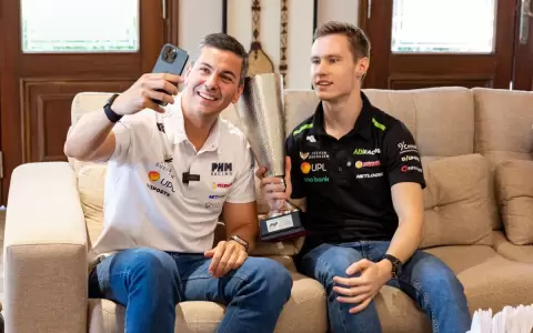 Pe�a recibi� a Joshua Duerksen tras haber hecho historia en la F�rmula 2