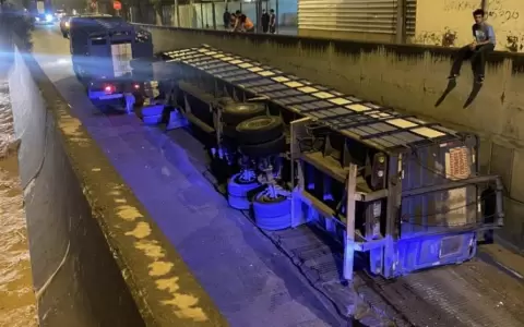 Cami�n transganado volc� en el t�nel Semidei, bloqueando el paso por varias horas