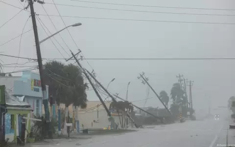 Milton baja a categor�a 1, pero la emergencia contin�a
