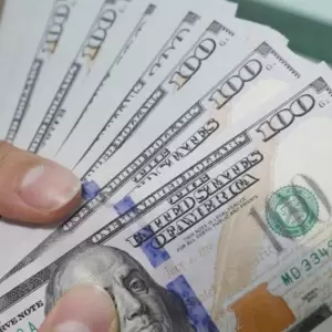 El d�lar cae 22,5% en un a�o y perfora m�nimos de seis a�os: sin se�ales de piso en el mercado