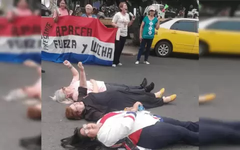 Postrados y encadenados, protestan contra nuevo director del Inc�n
