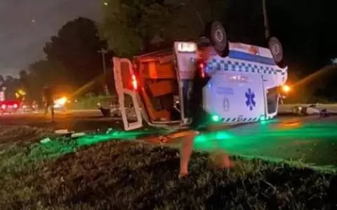 Joven y ni�o mueren tras ser embestidos por ambulancia en Caaguaz�