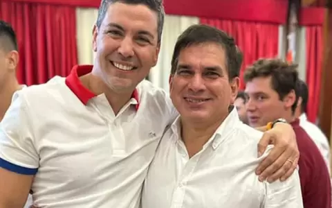 Ministro pide a j�venes informarse por Facebook y no por medios de comunicaci�n
