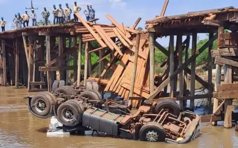 Precario puente de madera se derrumb� causando la muerte del conductor