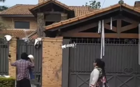 Ciudadanos escrachan a Dionisio Amarilla y empapelan su vivienda