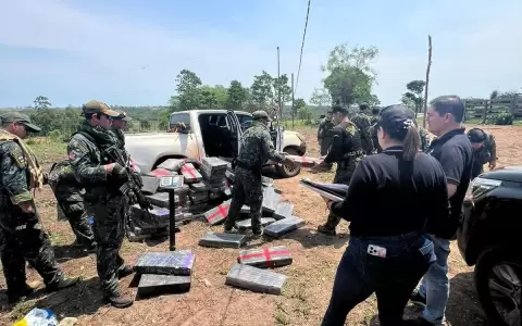 Incautan toneladas de drogas y veh�culos en base narco de "Macho"