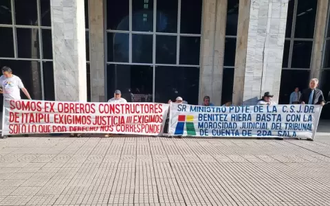 Exobreros de Itaip� se movilizan frente al Poder Judicial exigiendo el cumplimiento de pagos atrasados