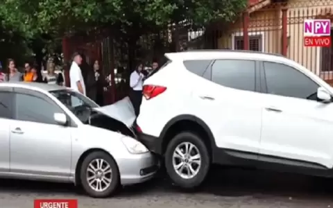 Bus de la L�nea 38 choca contra veh�culos estacionados en Barrio Obrero