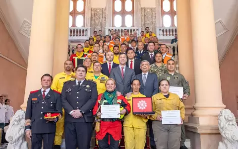 Pe�a condecora a bomberos que lucharon en incendios forestales y compromete m�s recursos