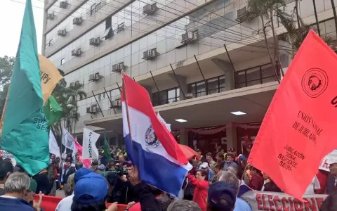 Sindicatos se movilizan frente a la Caja del Instituto de Previsi�n Social