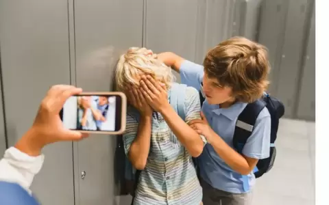 Terrible: madre denuncia que filmaron a su hijo en el ba�o de colegio y lo viralizaron