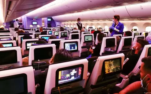 Interior de un avi�n con pasajeros.