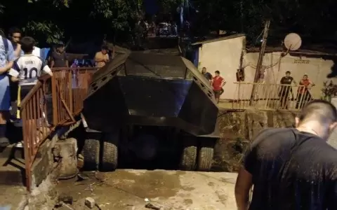 Cami�n hidrante de la Polic�a Nacional cay� a un barranco en arroyo de Asunci�n