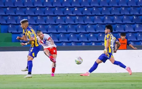 El enfrentamiento de Alan Ben�tez con los hinchas de Cerro Porte�o