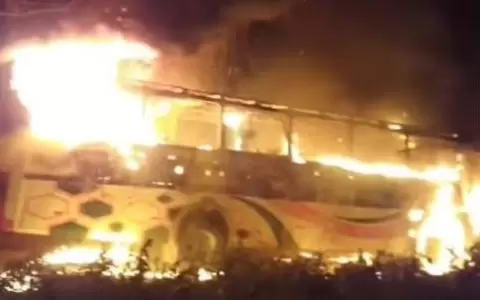 Bus de turismo qued� consumido por las llamas en �emby