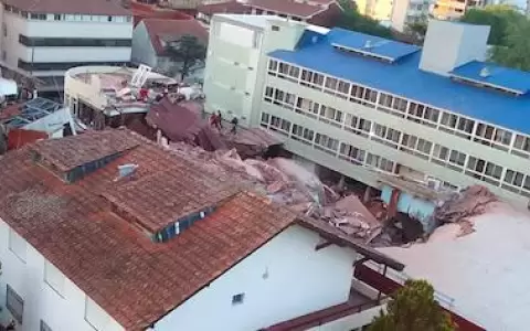 Derrumbe de un hotel de 10 pisos en Villa Gesell: bomberos intentan rescatar a las personas atrapadas