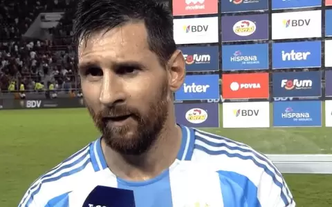 La queja de Lionel Messi por el campo de juego