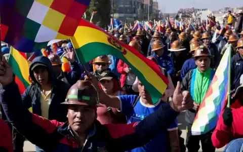 Crece la tensi�n en Bolivia: Gobierno cambia mando policial en medio de bloqueos en defensa de Evo