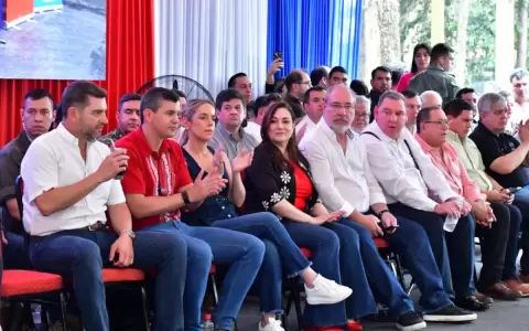 Pe�a y autoridades en acto de gobierno.