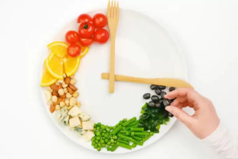 ¿Comer menos alarga la vida? Científicos revelan qué dieta favorece la longevidad