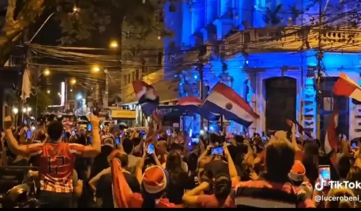 Festejo de la Albirroja en el microcentro de Asunci�n.