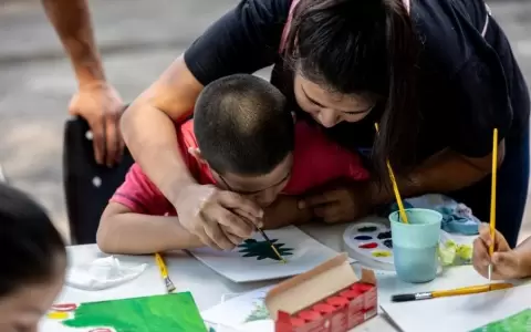 Ni�os artistas llenan de color la Navidad con tarjetas solidarias