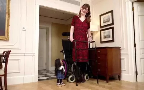 La mujer m�s alta del mundo se reuni� con la m�s baja para celebrar la diversidad en el D�a de los R�cords Guinness