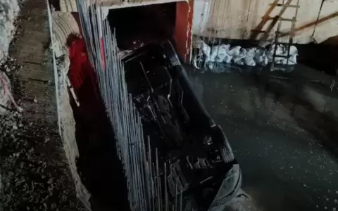 Camioneta no ve se�alizaci�n y termina cayendo a un alcantarillado