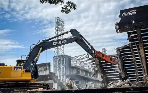 Cae la Grader�a Sur: comienza la demolici�n de Para Uno