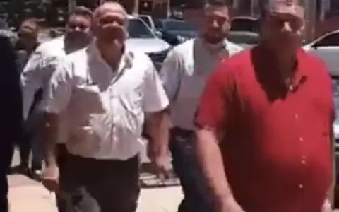 Reciben con agua al intendente de �emby en Juzgado de Luque