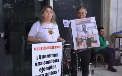 Nuevo grito desesperado de los padres de Sol Ch�vez: se encadenan pidiendo justicia
