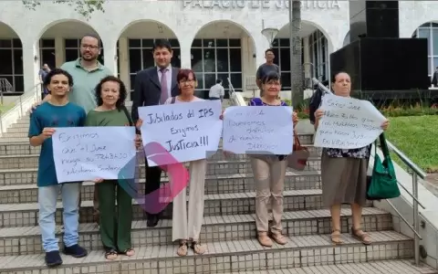 Exfuncionarios de IPS se manifiestan frente al Palacio de Justicia por despidos injustificados